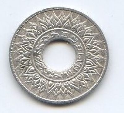 une vieille pièce d'argent sur laquelle figure un motif sur un fond blanc