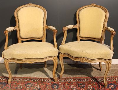 Paire de cabriolets en bois naturel mouluré et sculpté de fl… - Photo 1