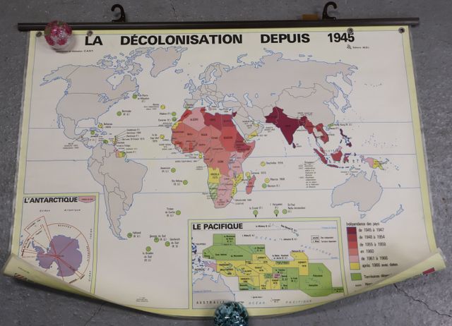 Affiche pédagogique en recto-verso « LA DECOLONISATION DEPUIS 194...