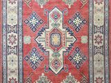 un tapis rouge et bleu à motifs en losanges