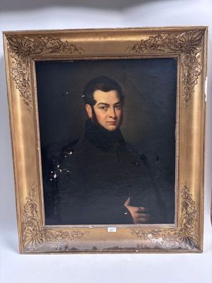 tableau représentant un homme en manteau noir, dans un cadre doré