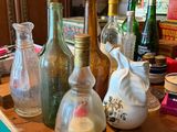 une table en bois sur laquelle sont posées plusieurs bouteilles