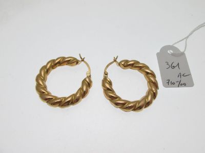 une paire de boucles d'oreilles en or