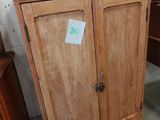 une armoire en bois surmontée d'un miroir