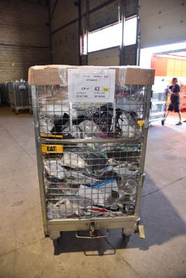 un chariot métallique contenant de nombreux articles dans un entrepôt
