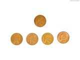 cinq types différents de pièces d'or sont alignées