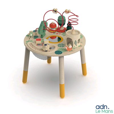 une petite table sur laquelle se trouve un jouet