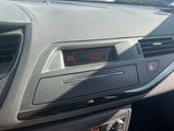 le tableau de bord d'une voiture, sur lequel figure une horloge numérique
