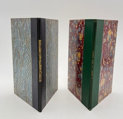 deux livres posés l'un sur l'autre sur une surface blanche