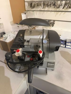 MACHINE A CLEFS PLATES BRAVO - Photo 1