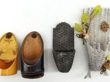trois types de chaussures différents sur une surface blanche