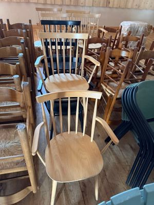 un grand nombre de chaises dans une pièce
