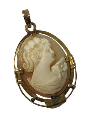 l'image d'une photo représentant une femme dans un pendentif en camée