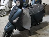 un scooter garé dans un garage