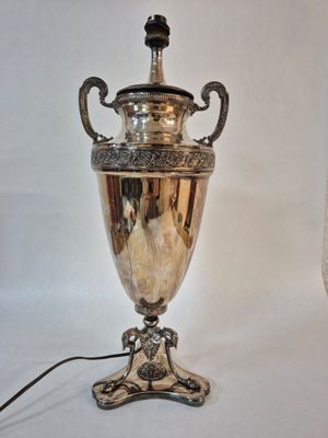 Vase en métal argenté, le col à décor de godrons, l'épaule à…