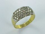 une bague en or jaune sertie de diamants blancs sur fond blanc