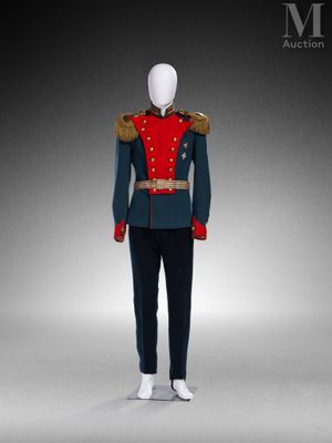 l'uniforme d'un homme en tenue militaire sur un mannequin