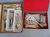 une boîte contenant de l'argenterie sur une table