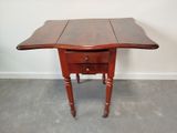 une petite table en bois avec un tiroir