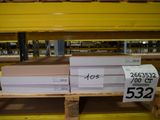 deux piles de cartons posées sur une palette dans un entrepôt