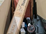 une boîte en carton remplie d'objets divers dans un jardin