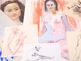 de nombreux dessins aux couleurs variées représentant une femme assise à une table