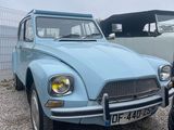 une voiture bleue garée à côté d'une moto
