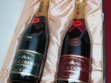 deux bouteilles de champagne dans un coffret cadeau, posées sur une table