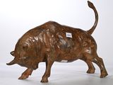 statue en bronze représentant un taureau avec une étiquette autour du cou