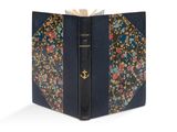 un livre ouvert dont la couverture est ornée d'un motif floral