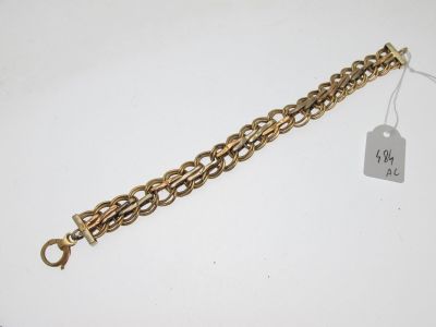 Gros plan sur un bracelet en or portant une étiquette