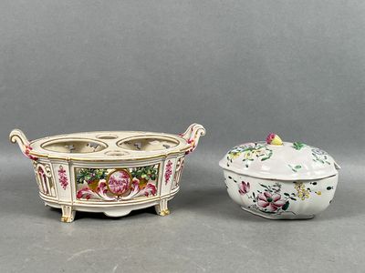 Réunion d'un support d'huilier-vinaigrier en faïence émaillé…