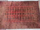 un tapis posé au sol, au milieu d'une pièce où se trouve une chaise