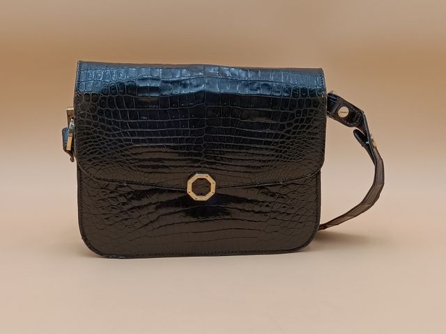 Sac noir crocodile porté main et épaule. Bon état