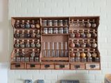 une armoire en bois sur laquelle sont posées de nombreuses bouteilles et bocaux