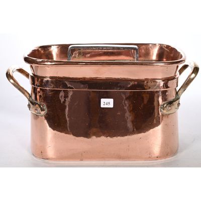 une image représentant une casserole en cuivre avec des poignées, sur fond blanc