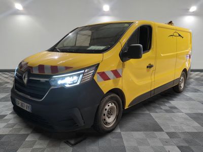 La camionnette jaune est garée sur un sol à damier dans le garage.