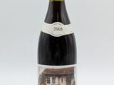 une bouteille de vin posée sur une table