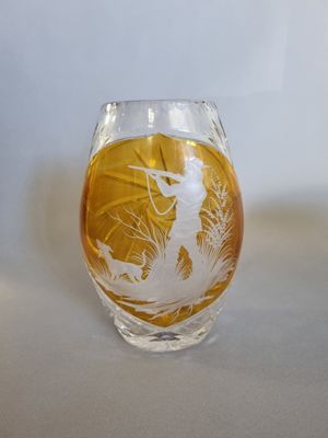 un verre sur lequel est représenté un homme dans un bateau
