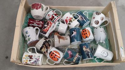 une boîte remplie de tasses à café ornées de coccinelles