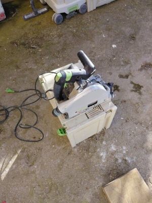 une petite machine posée sur le sol
