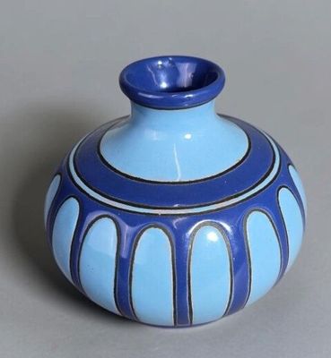 un vase bleu et blanc posé sur une table
