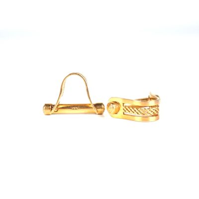 paire de boucles d'oreilles manchette plaquées or au motif torsadé