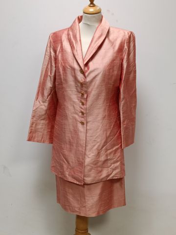 GRAIN DE POUDRE Paris. Ensemble en soie rose veste et jupe. Taill