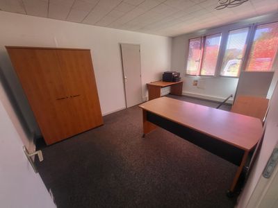 une pièce avec un bureau et une chaise