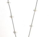 un gros plan d'un collier composé de perles montées sur une chaîne