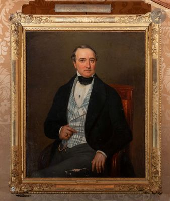 tableau représentant un homme en costume et nœud papillon, assis sur une chaise