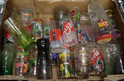 une boîte en carton remplie de nombreuses sortes de sodas