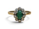 une bague ovale sertie d'une émeraude et de diamants