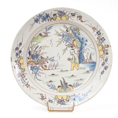 DELFT, XVIIIE Grand plat à décor chinois